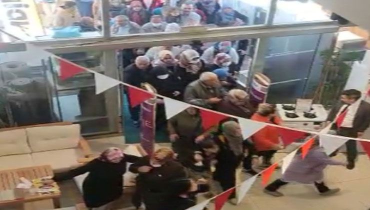 Bir gün önceden sıraya girdiler! İndirim izdihamı