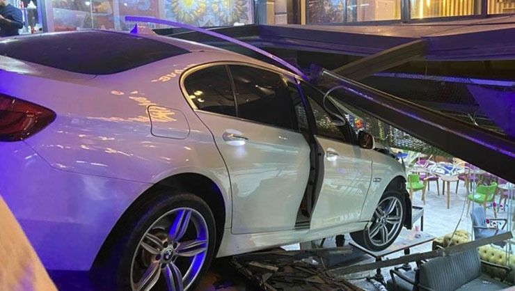 Geri vites yerine gaza bastı, otomobil kafeye daldı