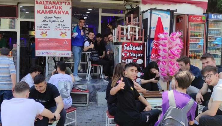 13 tost yiyenden ücret almıyor hatta üstüne altın hediye ediyor