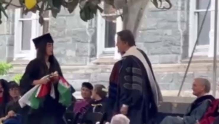 Filistinli öğrenci mezuniyet töreninde Blinken’ın elini sıkmayı reddetti