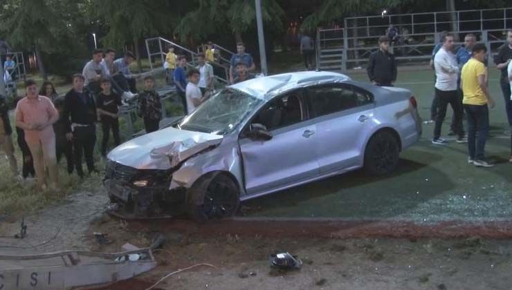 Halı sahada maç yapan çocuklar az daha otomobilin altında kalıyordu