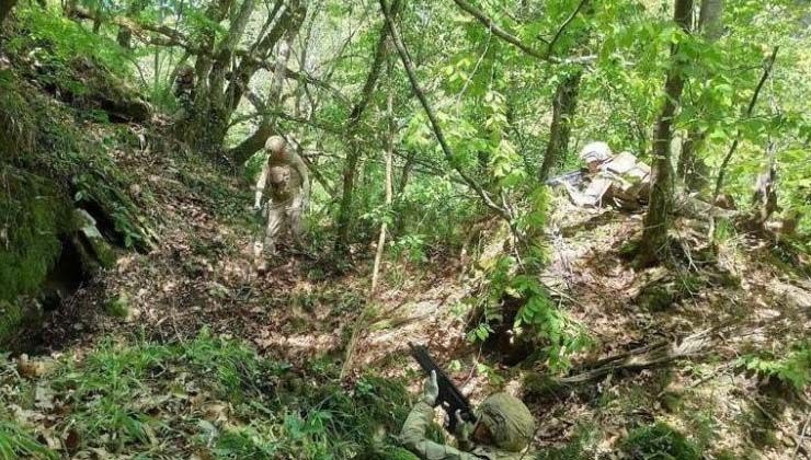 İki terörist silahlarıyla birlikte ölü ele geçirildi