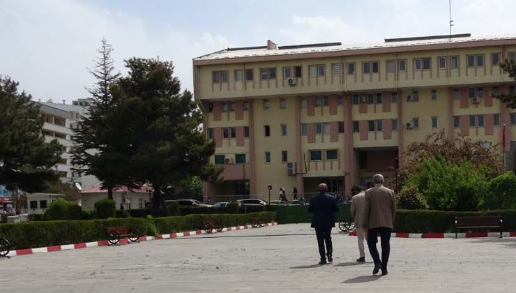 Van’da 8 yıl sonra valilik önündeki bariyerler kaldırıldı