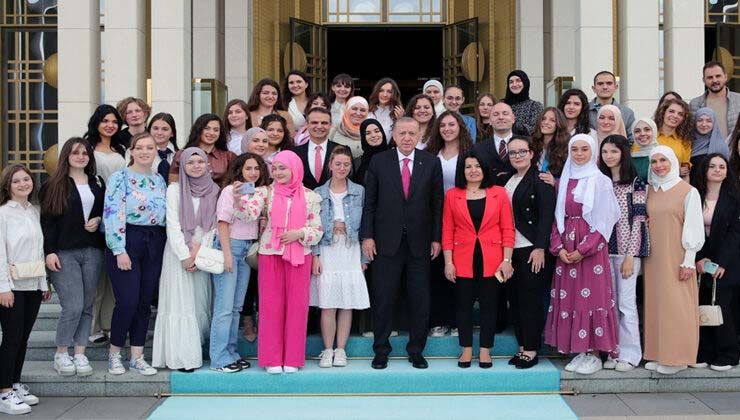 Erdoğan, Novi Pazar Türk Kültür Merkezi öğrencilerini kabul etti