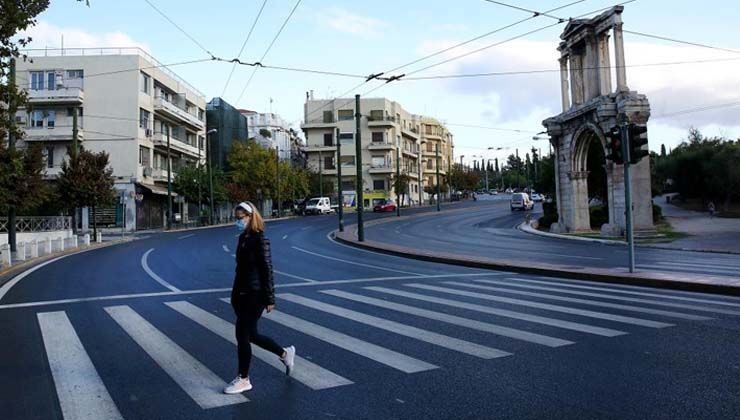 Yunanistan’da açık alanda maske kullanımı kaldırılacak
