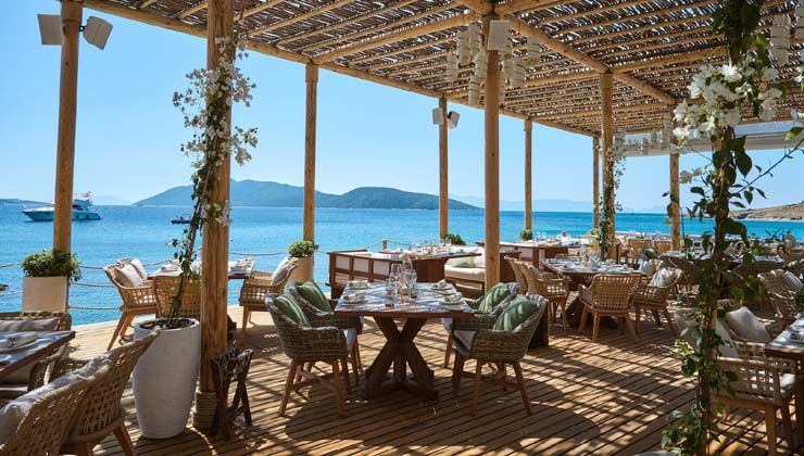 FOLIE Restaurant & Sea eğlencenin enfes mutfak deneyimi ile buluşuyor