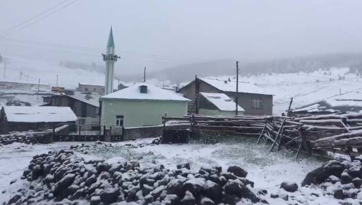 Mayıs ayında kar sürprizi! Her yer beyaza büründü