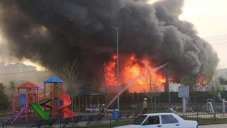 Sultanbeyli’de mobilya fabrikasında korkutan yangın