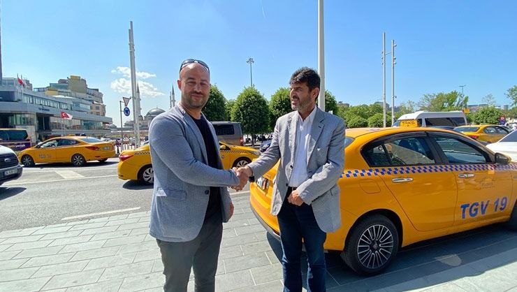 Taksim Meydanı’nda taksi bulamadı, sosyal deney yaptı