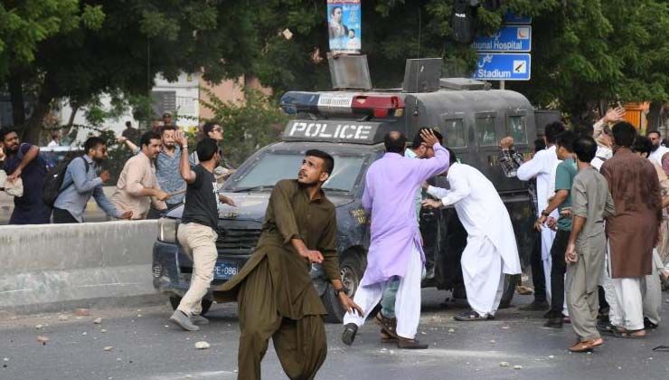 Pakistan’da eski Başbakan Khan destekçilerine bir kentte daha polis müdahalesi