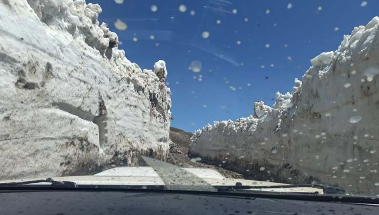 Şırnak’ta 4 metrelik kar görenleri şaşırtıyor