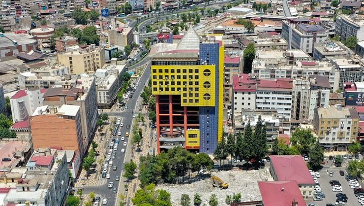 Dünyanın en saçma binasının dev sütunları yıkıldı