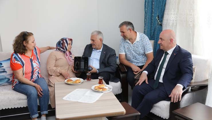 Binali Yıldırım’ı kolundan tutup çaya götürdü, kalabalık kahkahaya boğuldu