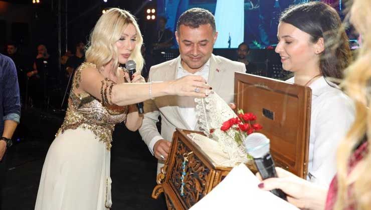 Seda Sayan evlenemeyenlere çağrı: Çıkın gelin bana, çeyinizi ben veririm