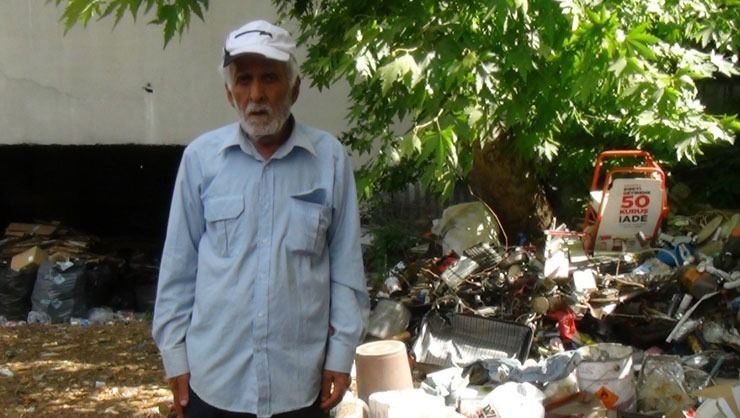 Çöpten hurda toplayarak geçimini sağlayan yaşlı adamın motosikletini çaldılar