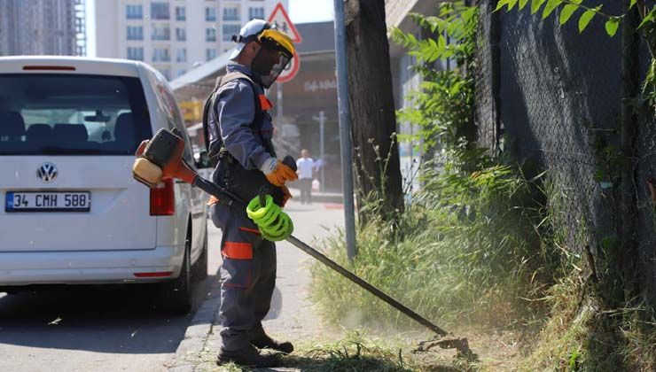 Kartal’da yabani ot temizliği için yoğun bir mesai yürütülüyor