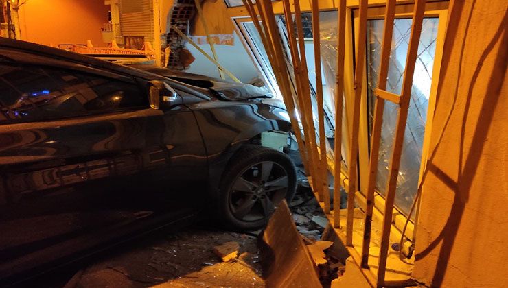 Freni tutmayan otomobil eve daldı: Bir anda neye uğradıklarını şaşırdılar