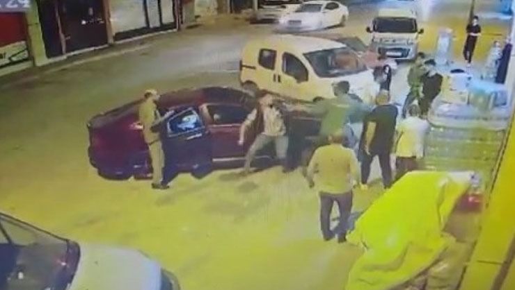 Market kapısında tekmeli yumruklu kavga kamerada