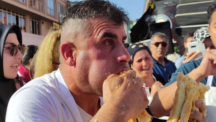 Şaşkına çeviren yarışma! 3 bin lira ödülü kazanabilmek için metrelerce börek yediler