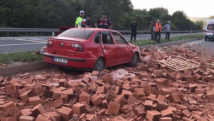 Yolda giden otomobilin üzerine tuğla yağdı: 3 yaralı Yolda giden otomobilin üzerine tuğla yağdı: 3 yaralı