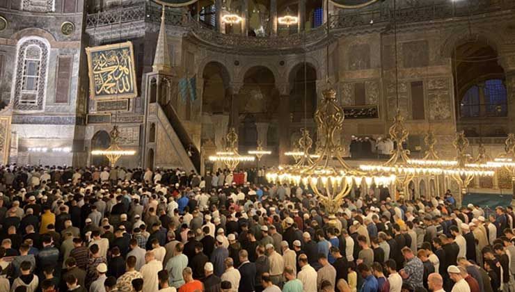 Müjdelenen fethin 569. yılı! Ayasofya Camii’nde gençler sabah namazında buluştu