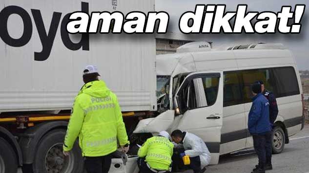 Aman kazalara dikkat! Minibüs tıra böyle girdi