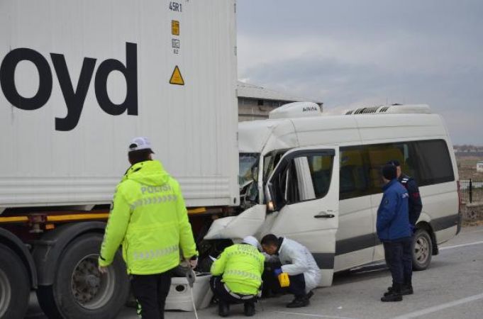 Aman kazalara dikkat! Minibüs tıra böyle girdi