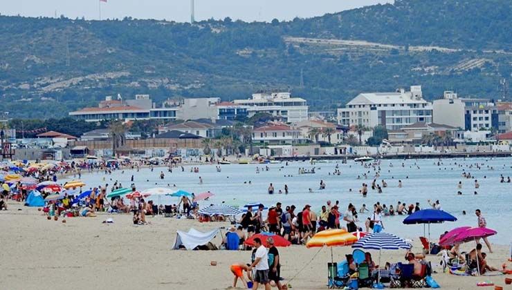 Sıcaklık arttı, tatilciler Çeşme’ye akın etti