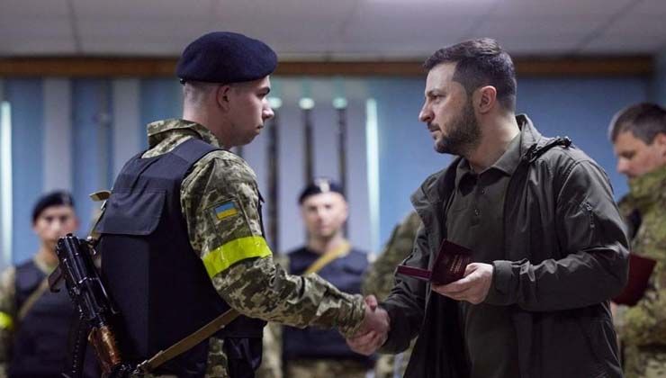 Zelenskiy, cephe hattındaki Harkov’u ziyaret etti