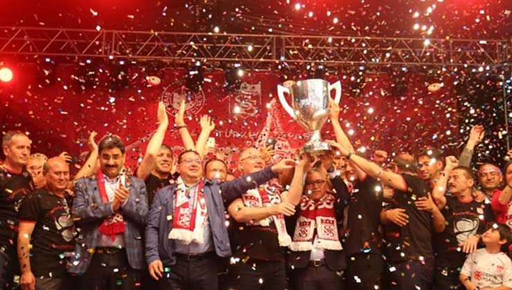 Sivasspor’dan unutulmaz kupa kutlaması!