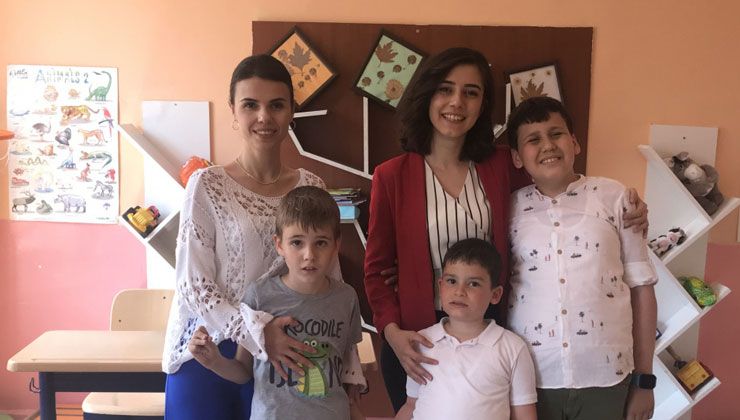 Öğretmenlerini çok sevdiler, tayini çıkınca peşinden gidip başka şehire yerleştiler