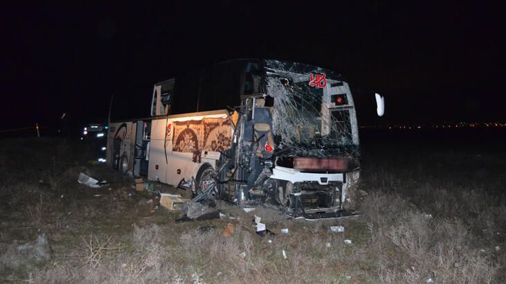 YOLCU OTOBÜSÜ TIR’A ÇARPTI