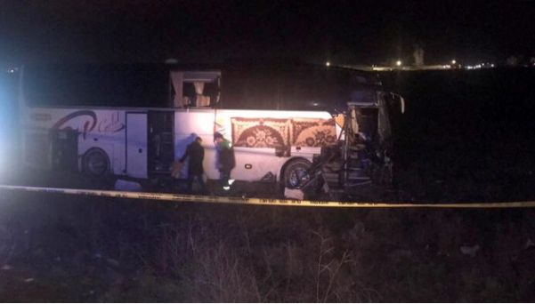 YOLCU OTOBÜSÜ TIR’A ÇARPTI