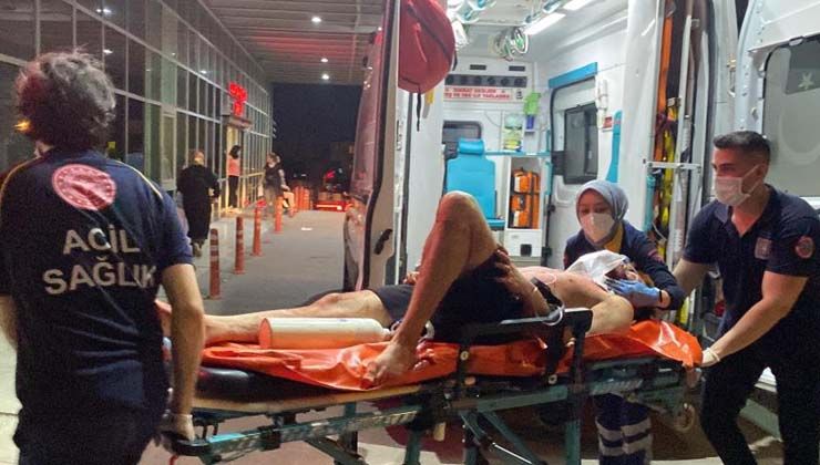 Sağlık ekipleri bıçaklanan genci kurtarmak için eve camdan girdi