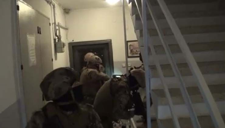 Uyuşturucu tacirlerine özel harekat timli şafak baskını