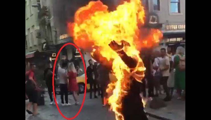 Galata’da bir kişi kendini ateşe verdi, bir çift ise selfie çekti