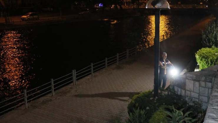 Yüzünü yıkamak istediği sulama kanalına düşen Tekin Kıray kayboldu