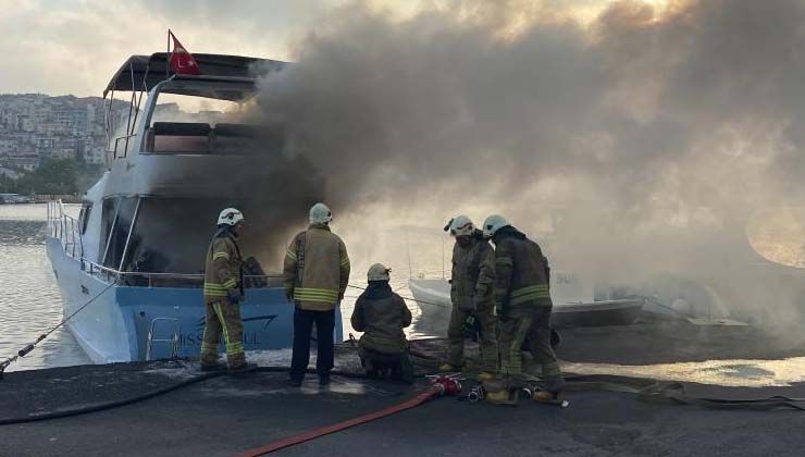 Balat’ta özel gezi teknesi yandı, karı-koca son anda kurtuldu