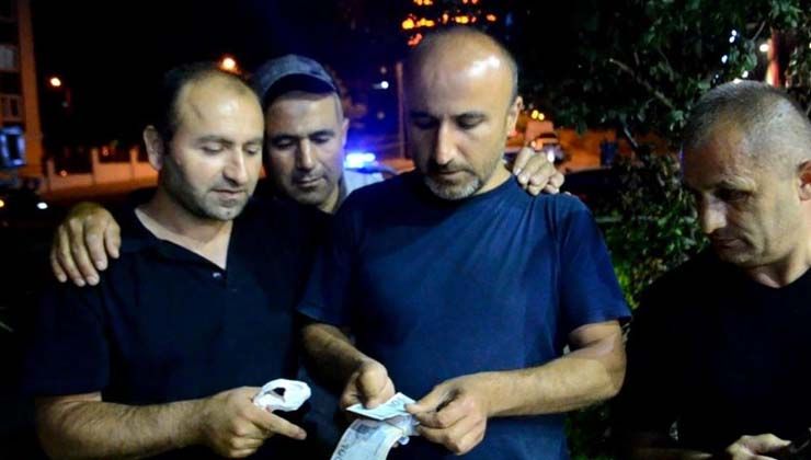 Yolda yürürken bir poşet dolusu para buldu