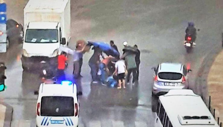 Şiddetli yağış ve fırtınada kalpleri ısıtan görüntü