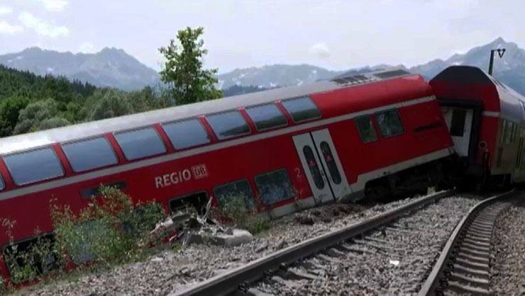 Almanya’da yolcu treni raydan çıktı: 3 ölü, 60 yaralı