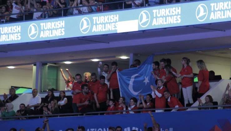 Türkiye-Çin karşılaşmasında Doğu Türkistan bayrağı açıldı