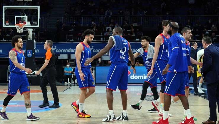 Anadolu Efes seriyi 3-2’ye getirdi Fenerbahçe Beko’nun rakibi oldu