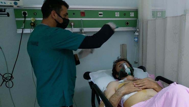 Kulübenin dışını sıvarken yorgun mermi ile yaralandı