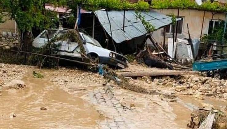Burdur’da yarım saatlik yağış hayatı felç etti