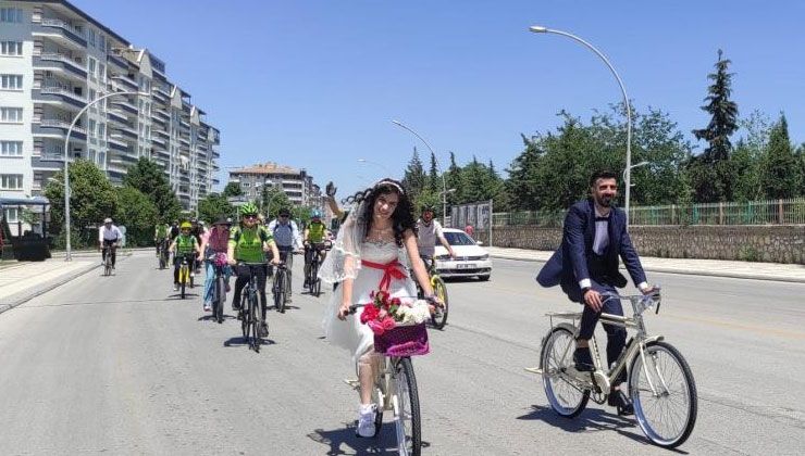 Yeni nesil gelin arabası… Nikaha bisikletle gittiler