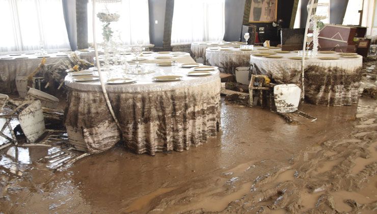 Düğünde can pazarı: Canlarını masanın üstüne çıkarak kurtardılar