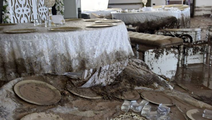 Düğünde can pazarı: Canlarını masanın üstüne çıkarak kurtardılar