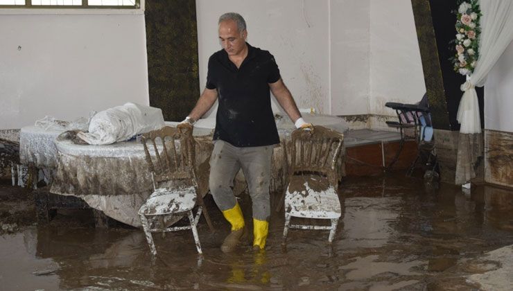 Düğünde can pazarı: Canlarını masanın üstüne çıkarak kurtardılar