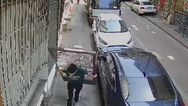 İstanbul’da ‘pes artık’ dedirten hırsızlık… Apartman kapısını sırtlayıp çaldılar!